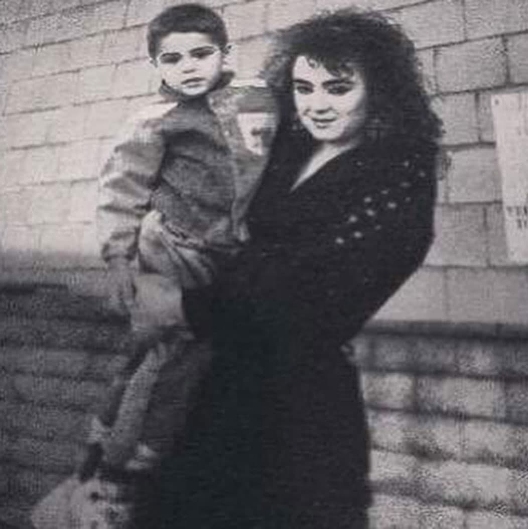 <b>Gerardo Ortiz </b>compartió esta foto del recuerdo al lado de su bella madre.