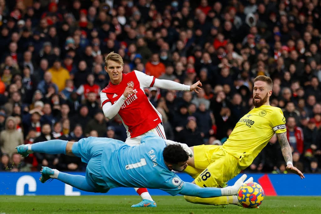 Arsenal se quita la espina del prtido pasado y vencen 2-1 al Brentford, Chelsea sufre de más, pero logra vebncer 0-1 al Crystal Palace, Liverpool no sufre en casa y vencen 3-1 al Norwich City y el Manchester City logra empatar el encuentro en dos ocasiones, pero Harry Kane aparece al 90+5 para poner el 2-3 definitivo a favor del Tottenham.