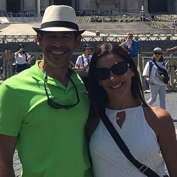 Antes de llegar al altar, Johnny y Sandy duraron dos años y medio de novios.