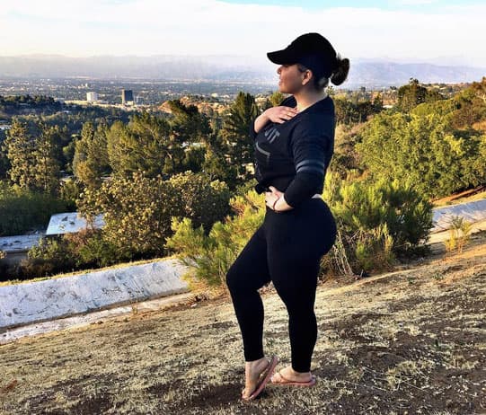 Al menos Chiquis Rivera ya sabe que
<b><a href="http://www.univision.com/entretenimiento/chiquis-rivera-confeso-la-cirugia-plastica-que-se-hizo-y-se-quito">a su novio no le molestó que se redujera el busto</a></b>, una cirugía que la artista documentó a través del programa 'The Riveras'.