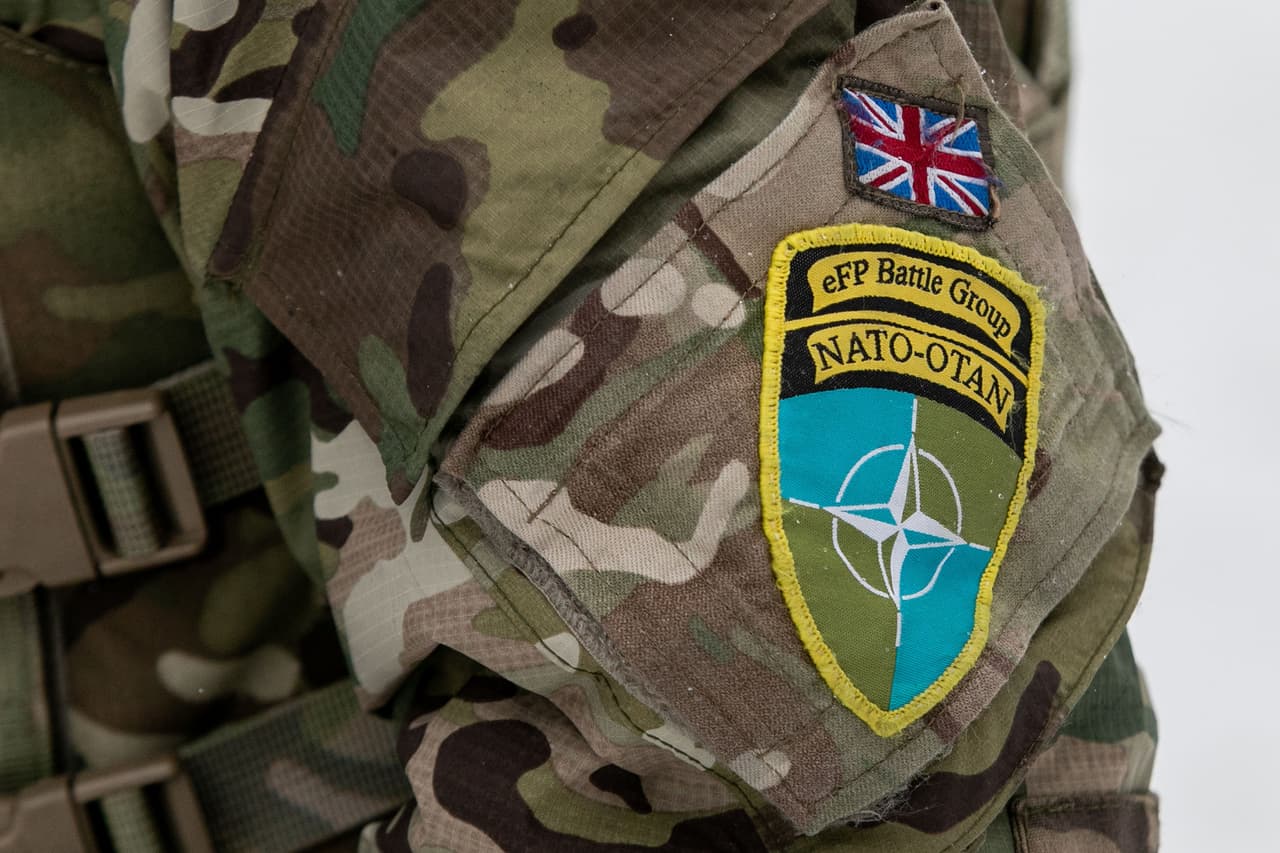 <b>Puesto 8. Reino Unido</b>
<br>
<br>
<b>Índice de Poder: 0.1382 puntos.</b>
<br>
<br>Población: 67 millones de habitantes.
<br>
<br>Personal militar: 231,000 hombres. 194,000 activos y 37,000 reservistas.
<br>
<br>Fuerza aérea: 693 aeronaves. 119 aviones caza y 235 helicópteros.
<br>
<br>Fuerzas Terrestres: 227 tanques, 5,015 vehículos armados y 44 lanzacohetes.
<br>
<br>Fuerzas navales: 75 naves. 2 portaaviones, 6 destructores y 10 submarinos.
<br>
<br>Presupuesto anual de defensa: 68,000 millones de dólares.