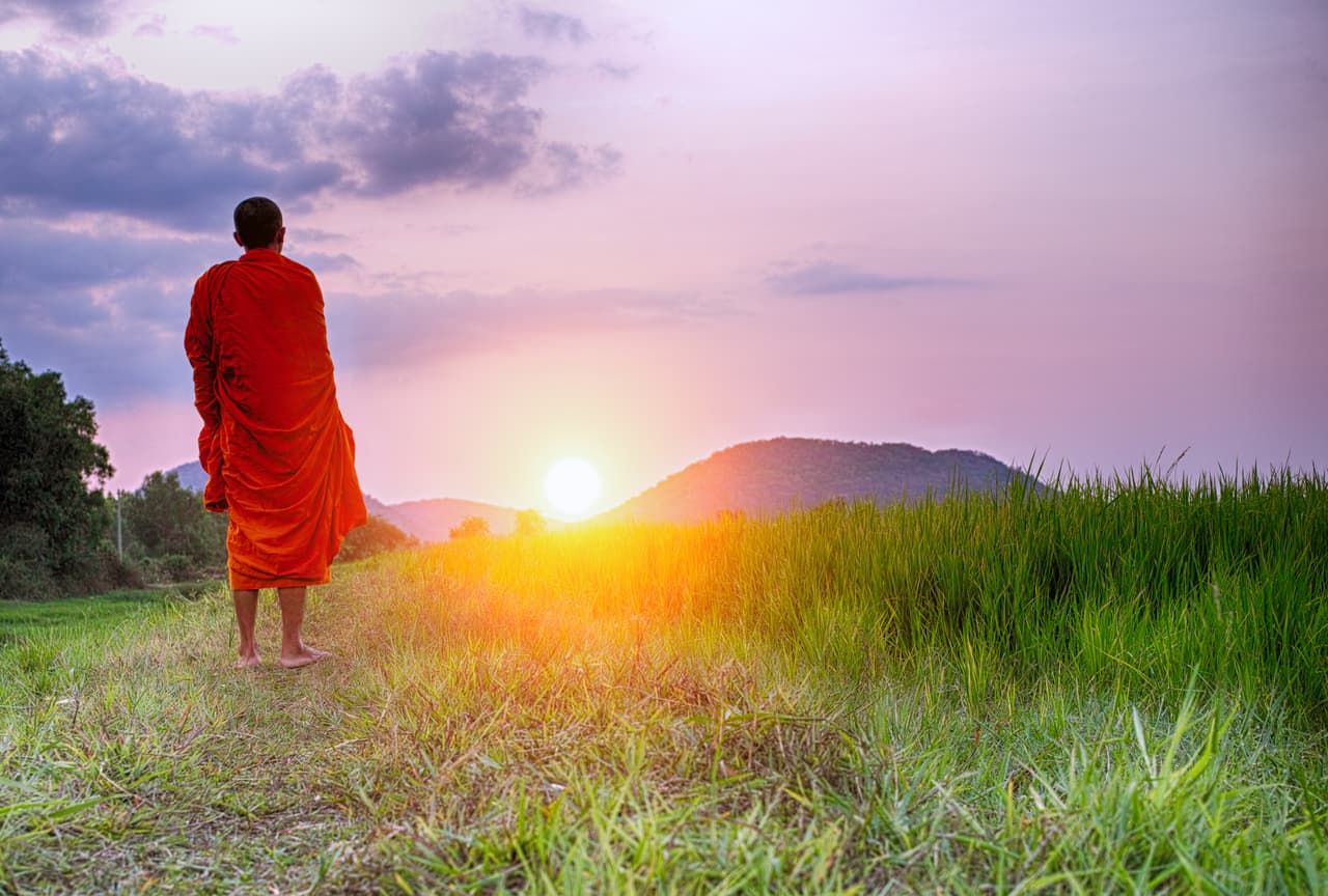 La ceremonia de Wesak se celebra en todas partes, pero su centro está en la cordillera del Himalaya donde hay un valle elevado al oeste de Lhasa y no lejos de Nepal rodeado por altas montañas cubiertas por árboles y arbustos.