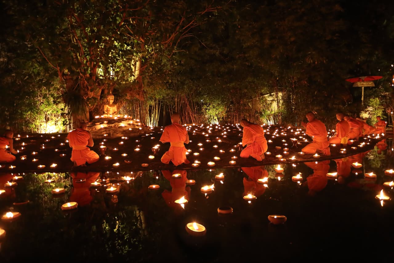 Alrededor del valle no hay viviendas excepto un templo budista. Unos pocos días antes de la luna llena de Tauro, que habitualmente cae en mayo, el valle se llena de tiendas de campaña coloridas donde van los peregrinos que aumentan en cantidad a medida que se acerca la Luna llena. Van hasta allí para participar de una hermosa festividad, de gran contenido humano y fraternal que tiene lugar en el momento del plenilunio.
