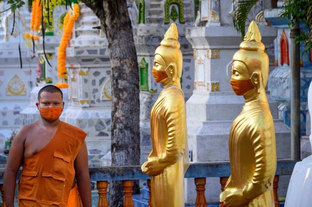 A las estatuas de Buda más pequeñas también les colocaron máscaras.