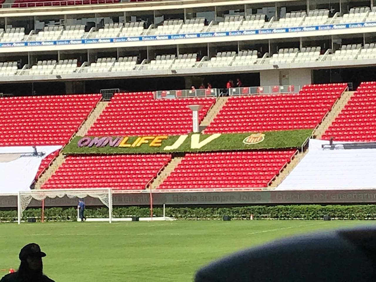 Jugadores, directivos, familia y amigos se reunen en el Estadio Akron para darle un último adiós a Jorge Vergara.