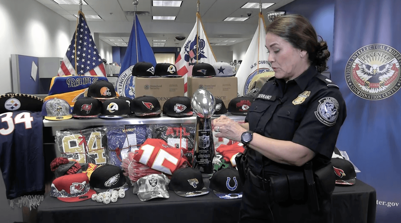 Súper Tazón: comprar o vender artículos falsos de la NFL puede acarrear muchos problemas