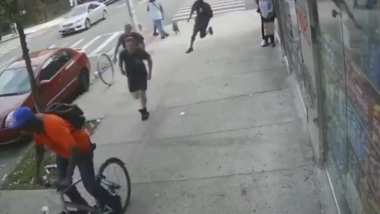 En video: bomberos persiguen y detienen a un hombre en bicicleta después de que golpeara a una mujer