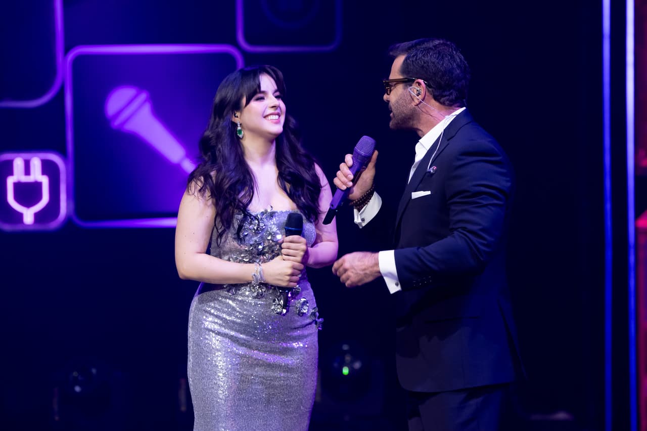 Una de las grandes sorpresas de la segunda gala fue la presencia de Ana Paula Capetillo Gaytán para apoyar a su papá y dijo: "Estoy muy emocionada de estar aquí, no sé si vamos a ganar o a perder, pero yo ya estoy cumpliendo un sueño aquí cantando con mi pá".