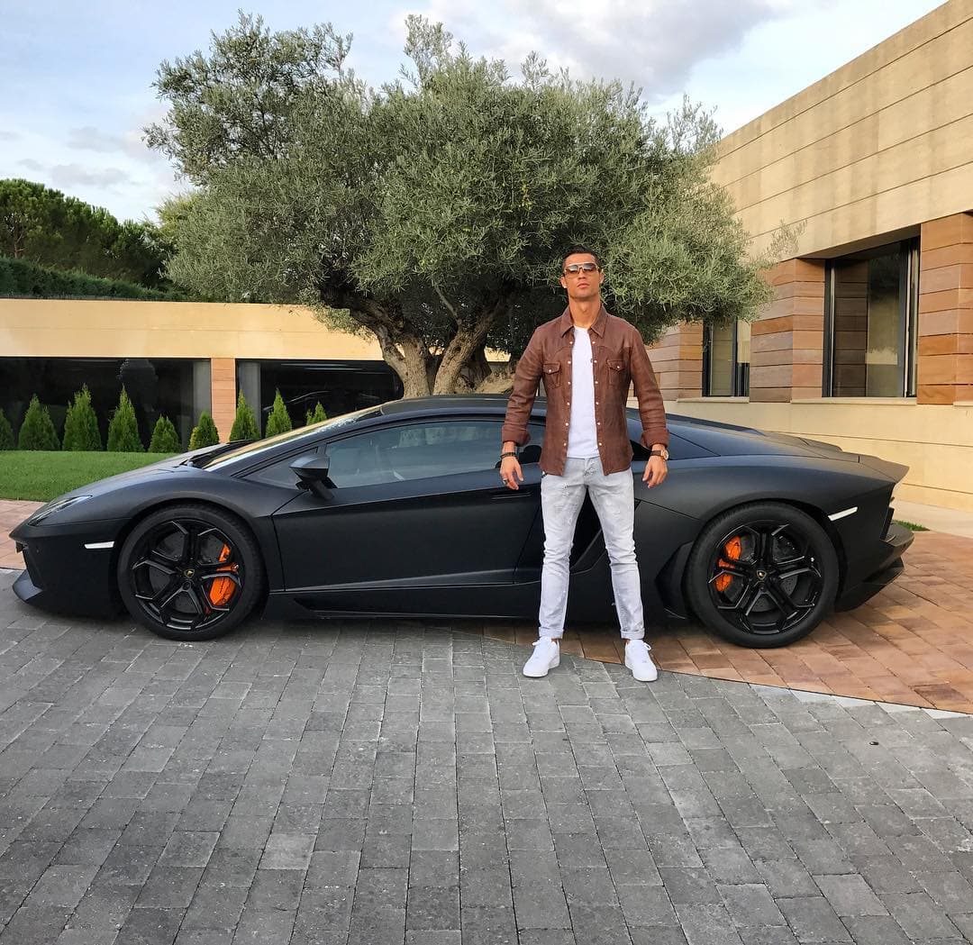 <b>Cristiano Ronaldo </b>
<br>Este
<b> <a href="http://www.univision.com/noticias/lamborghini/lamborghini-aventador-lp-750-4-superveloce-fotos">Lamborghini Aventador edición Superveloce</a></b> es uno de sus consentidos y lo entendemos, pues manejar 740 caballos de fuerza son motivo de orgullo para cualquiera. El modelo alcanza una velocidad máxima de 217 mph y logra el 0 a 60 mph en 2.7 segundos.
