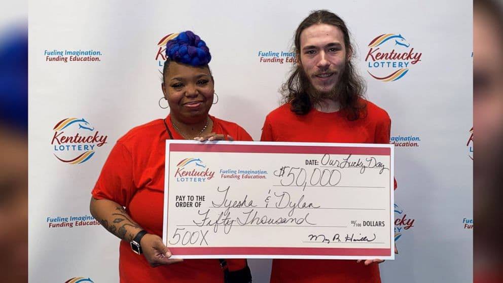 Dos empleados de un supermercado ganan 50,000 dólares tras comprar consecutivamente dos billetes ganadores de la lotería