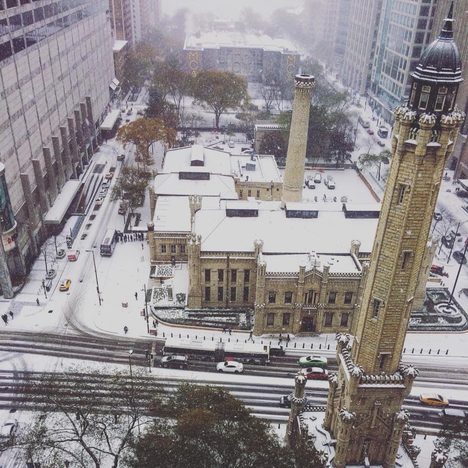 La Ciudad de los Vientos se pintó de blanco este viernes con la primera nevada del año que dejó un poco de acumulación en las calles y nos regaló fotos que parecen salidas de una postal.