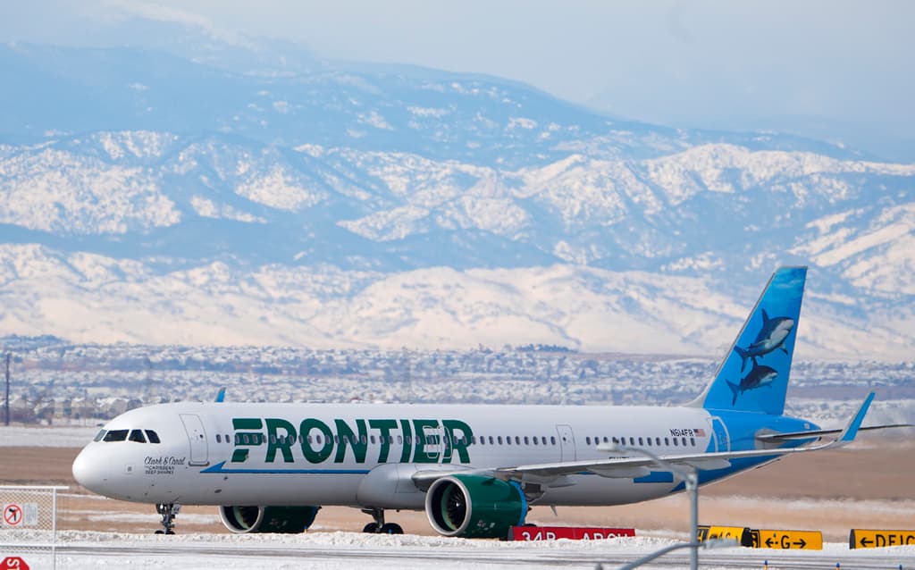 Un avión de Frontier Airlines se dirige hacia una puerta de embarque en el vestíbulo A del Aeropuerto Internacional de Denver, tras el paso de una tormenta invernal por la región el martes 16 de enero de 2024, en Denver. (Foto AP/David Zalubowski)