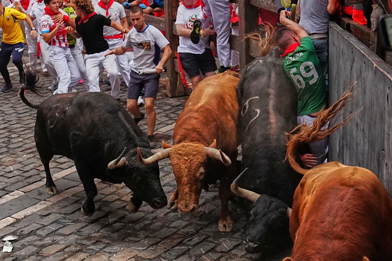 5 toros esquinan a las personas mientras unas tratan de brincar la valla y otras se tiran al suelo