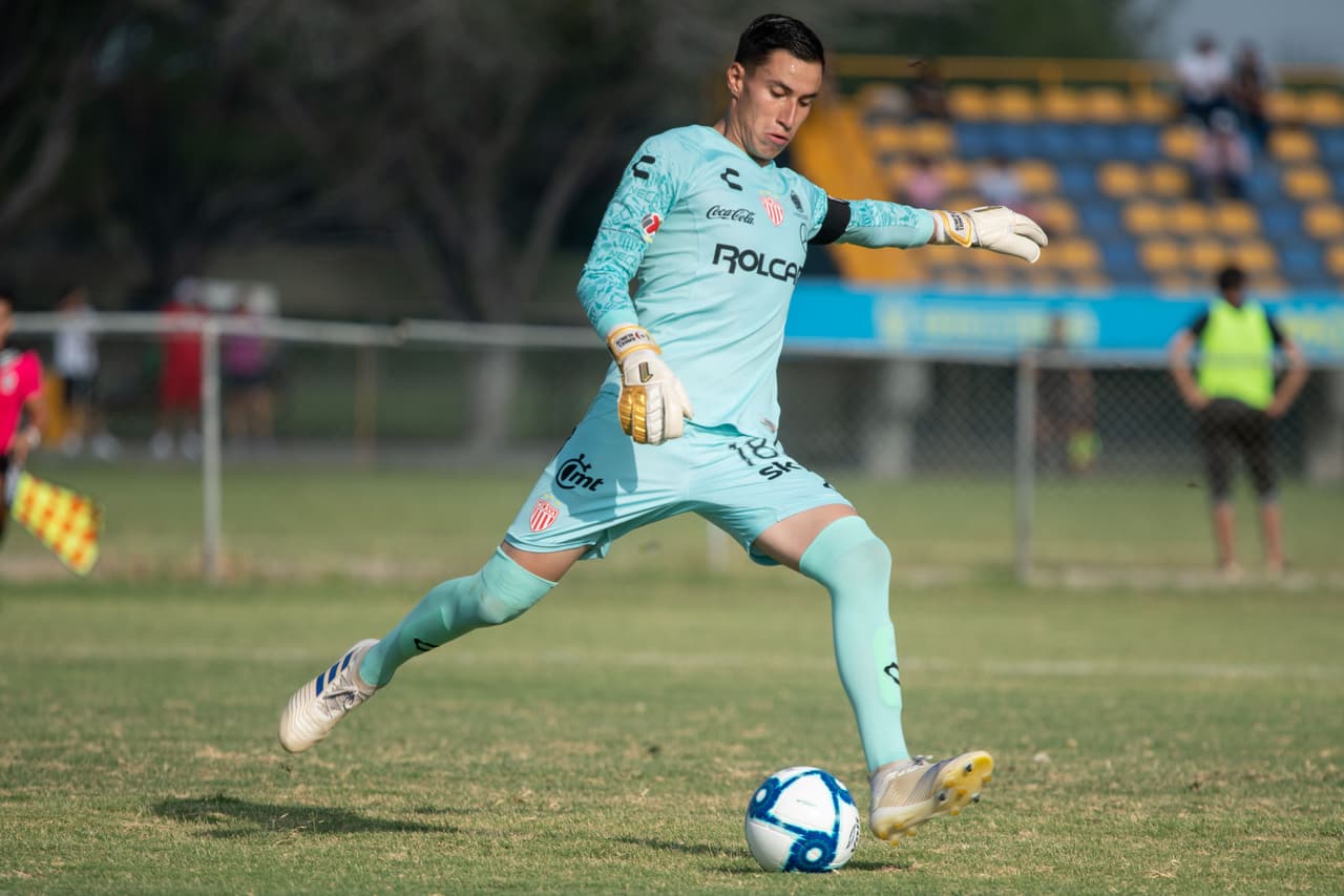 Necaxa debuta portero y envía a Yosgart a la banca