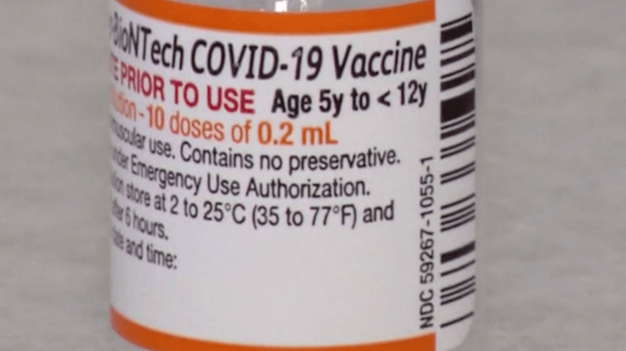 <b>Tiene que decir Pfizer</b>
<br>La
<a href="https://www.univision.com/local/chicago-wgbo/conoce-el-plan-que-contempla-chicago-para-vacunar-contra-el-coronavirus-a-los-ninos-entre-los-5-y-11-anos-video">vacuna aprobada</a> actualmente para este rango de edad es de la
<b>farmacéutica Pfizer</b>, con lo que en el envase ha de verse que dice Pfizer y no Johnson & Johnson o Moderna.
<br>