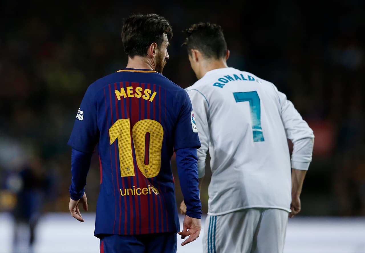 ¿Messi o Cristiano Ronaldo? Una difícil decisión, pues uno trabaja muchísimo físico, a consciencia y es todo un atleta, el otro nace con esas condiciones, sabe qué hacer con la pelota; tener a cualquiera de los dos sería extraordinario.