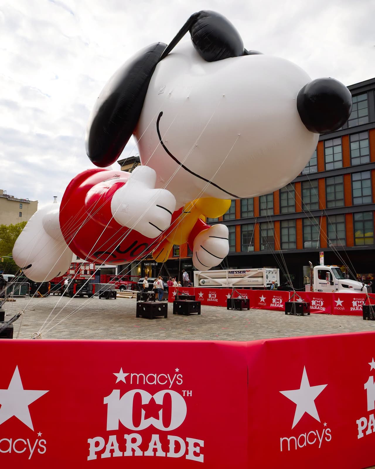 El desfile se realizará el 26 de noviembre de 2026 y comenzará a las 8:30 a.m. ET, en una edición que celebrará su centenario con globos, carrozas y actuaciones.