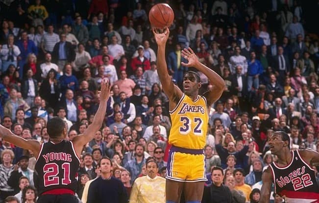 Earvin ‘Magic’ Johnson #32. Ganó cinco campeonatos con Los Ángeles Lakers; es considerado uno de los mejores jugadores de la historia.