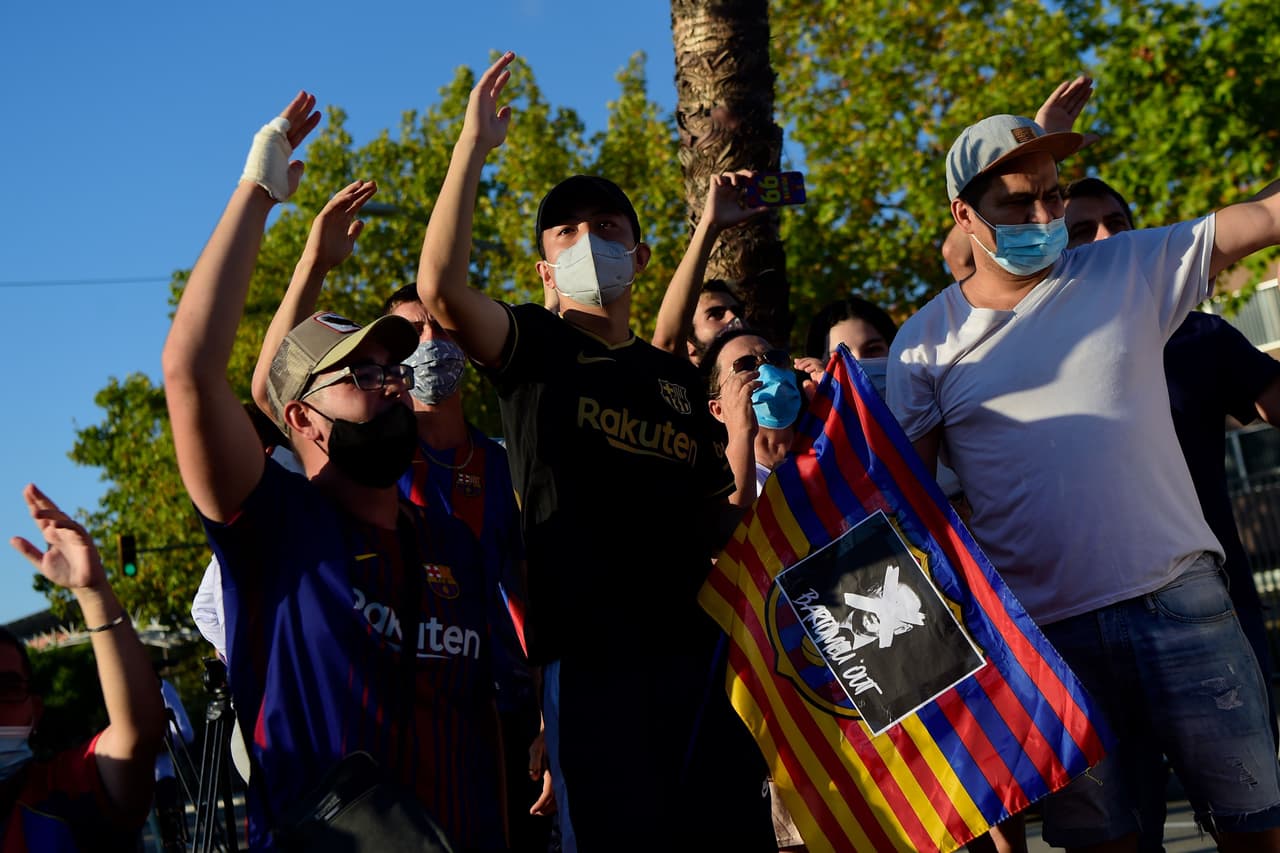 Fanáticos culés mostraron su descontento con la directiva blaugrana tras conocer el deseo de Lionel Messi de salir de la institución.