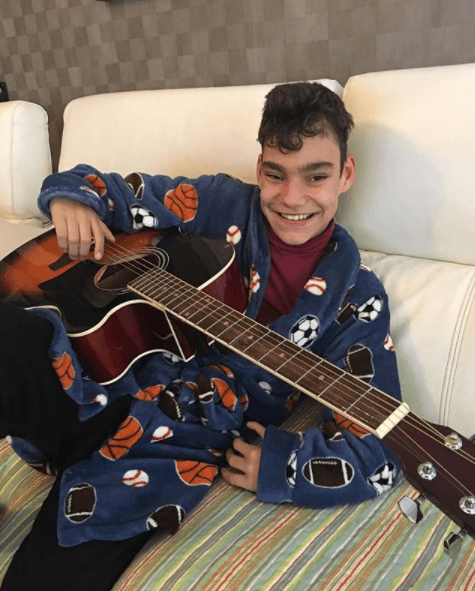 A sus 13 años, Adrián Martín Vega ha tenido que ser operado en más de 15 ocasiones para ayudarlo a combatir los daños que la causa la hidrocefalia con la cual nació.