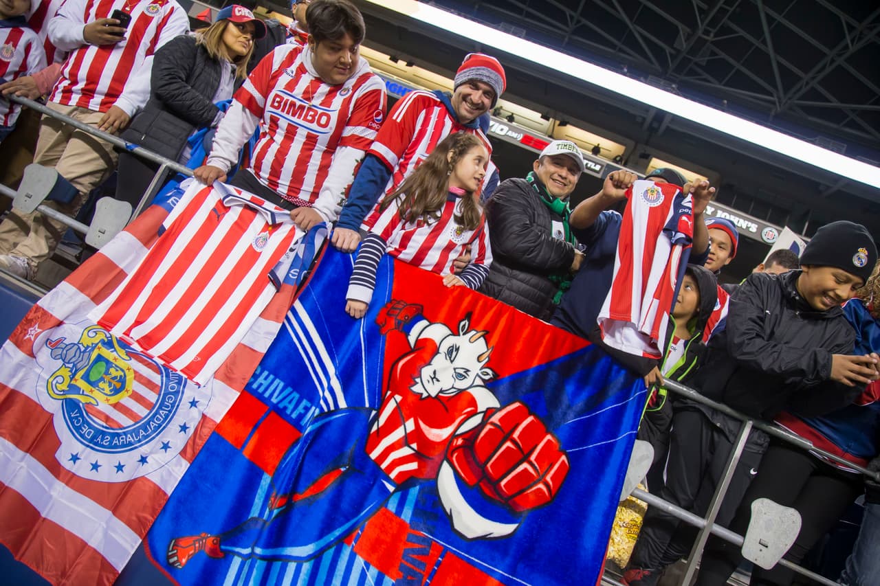 El CenturyLink Field de los Seattle Sounders tuvo una invasión de hinchas de Chivas de Guadalajara que se hicieron notar en el campo de su rival de turno en los cuartos de final en Concacaf.