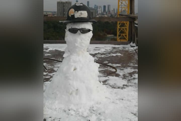 Muchos aprovecharon el raro evento para tomarse fotos, jugar con la nieve y construir el tradicional muñeco navideño.