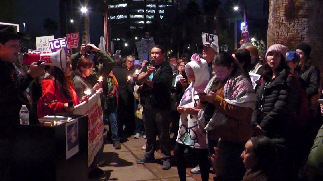 "
<b>Fuera ICE de nuestras calles</b>" fue una de las consignas que gritaban los manifestantes; llevaban también imágenes de la mujer y pancartas en contra de los operativos contra la inmigración.