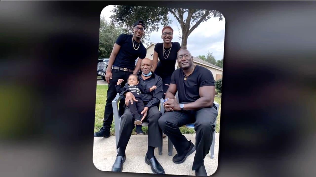 Dos de sus compañeros resultaron heridos la madrugada del sábado en lo que
<a href="https://www.univision.com/local/houston-kxln/tiroteo-kareem-atkins-houston-fotos">las autoridades catalogaron como una emboscada</a> en el exterior de un club nocturno al norte de Houston.