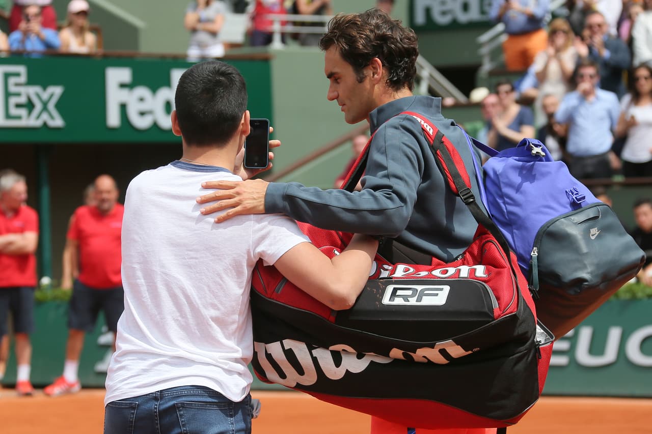 Roger Federer no permite que un aficionado le tome una foto