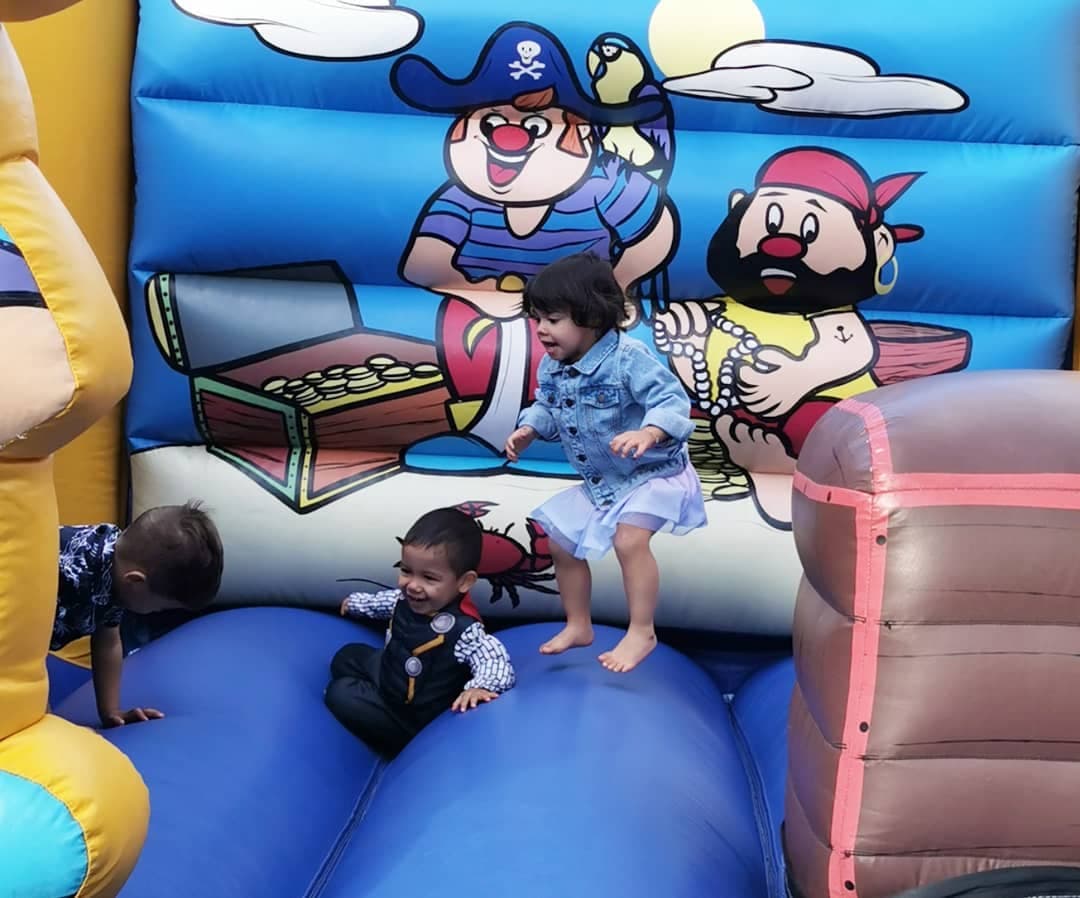 Hubo juegos inflables que provocaron la risa de los niños.