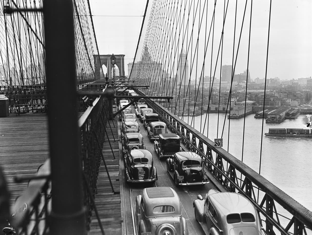 El tráfico de automóviles sobre el puente en 1940, cuando la construcción tenía 57 años. El costo total del proyecto fue de 15,000,000 dólares.