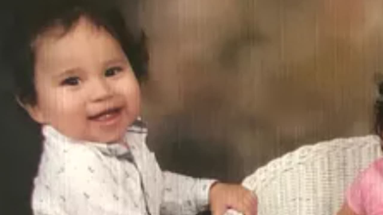 Sin embargo, el hermano gemelo, de 22 meses, fue declarado muerto en el lugar. Su madre, Jennifer Resendiz, lo identificó en una página de
<i>GoFundMe</i> como
<a href="https://www.univision.com/local/houston-kxln/muere-un-menor-de-22-meses-tras-caerle-un-camion-de-cemento-en-houston-su-hermana-gemela-se-salvo-video" target="_blank">Nicolás Resendiz</a>.