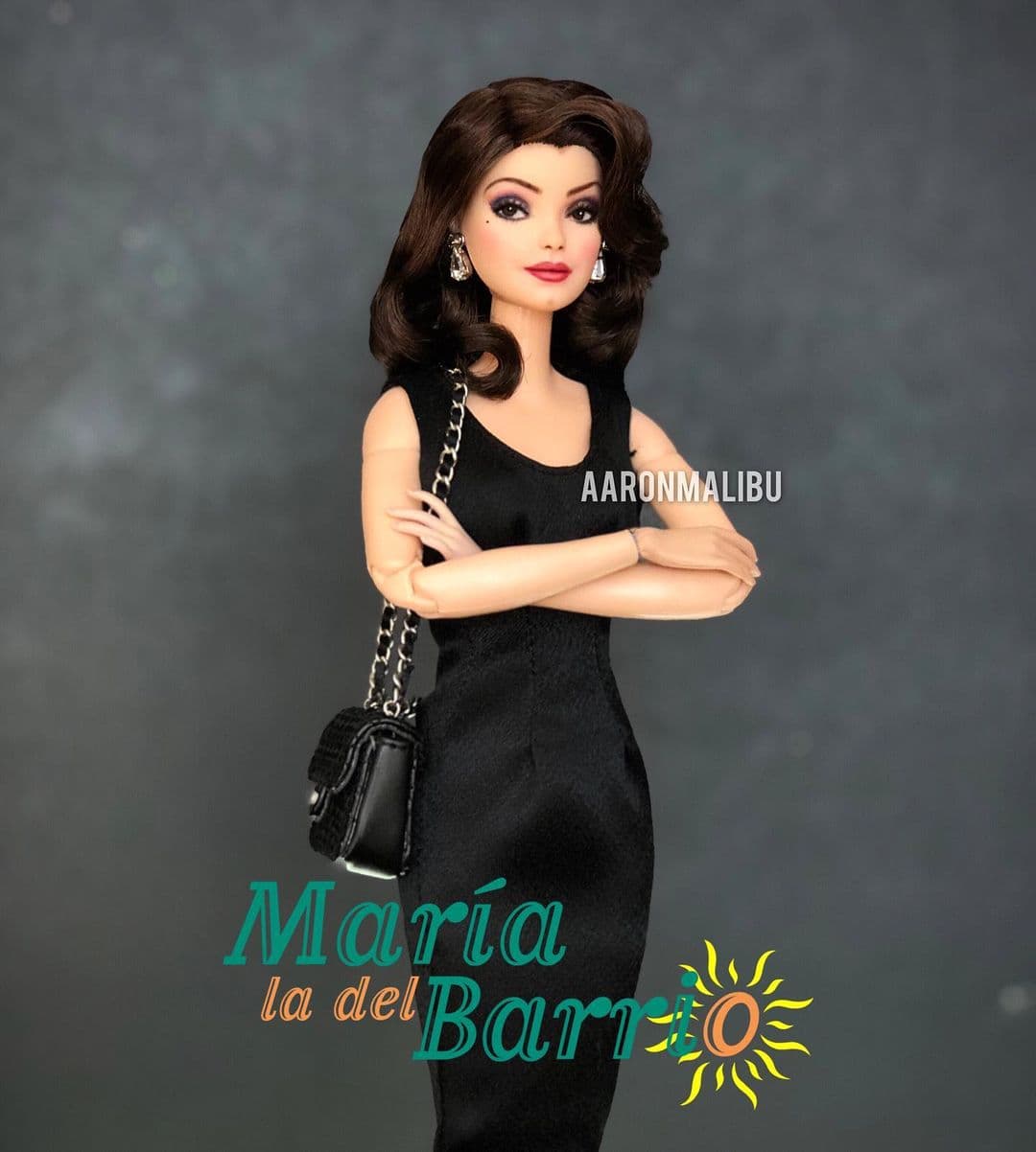 Itatí Cantoral, en su papel de
<a href="https://www.univision.com/famosos/despues-de-25-anos-maria-la-del-barrio-vuelve-a-desgrenar-a-soraya-montenegro-video">Soraya Montenegro en 'María la del barrio'</a>, es otra de las personalidades inolvidables de la década de los 90 que Malibú inmortalizó.