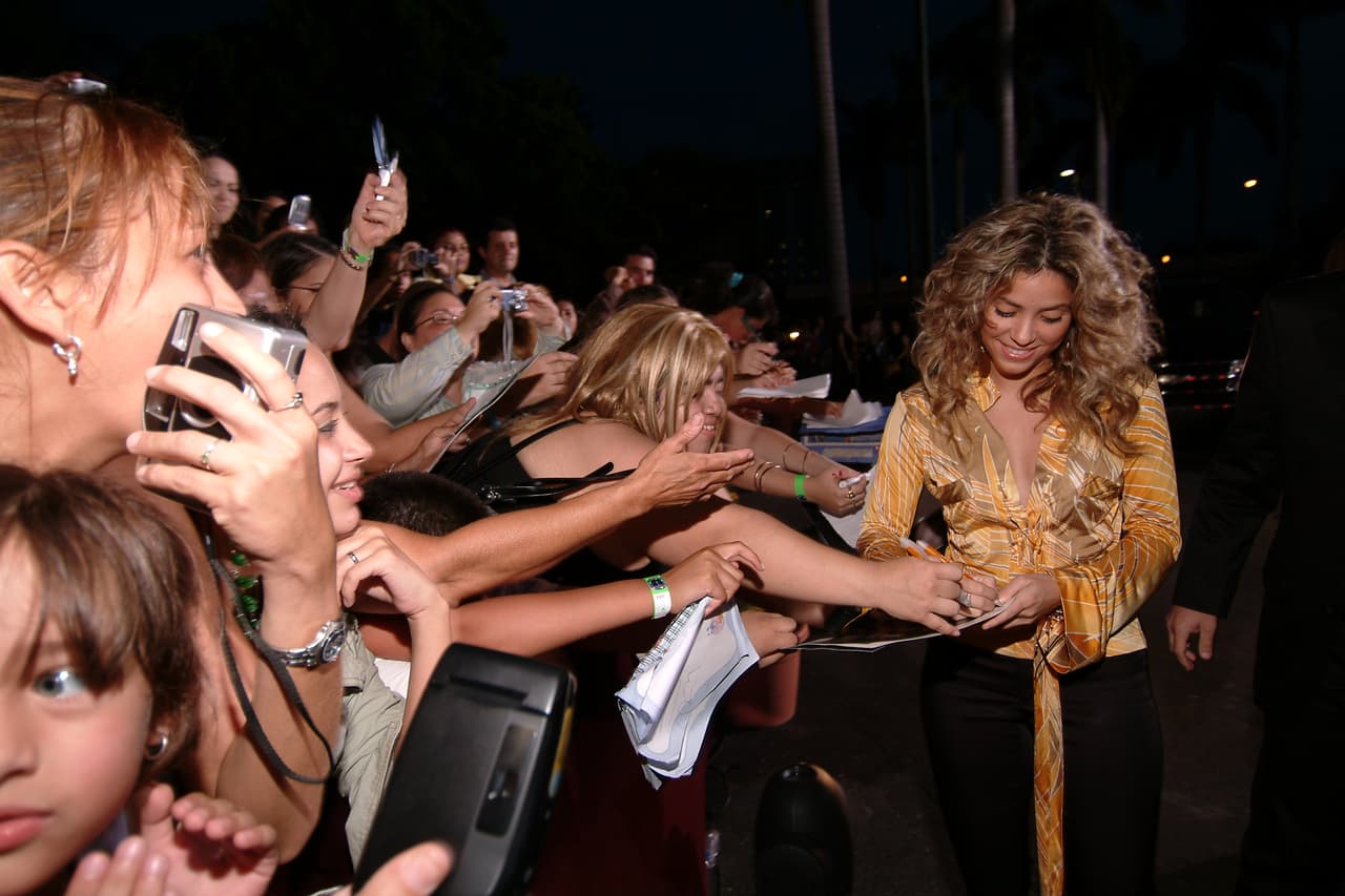 Y durante su llegada aprovechó para firmar algunos autógrafos y consentir a sus fanáticos.