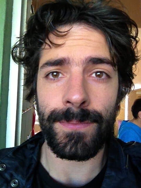 Aunque 'Rosario' a quien de verdad ama es al mejor amigo de 'Antonio', 'Emilio', personaje interpretado por
<b><a href="http://www.univision.com/series/rosario-tijeras/antonio-gaona-es-emilio-echegaray-en-rosario-tijeras">Antonio Gaona</a></b>, lo que desatará un mar de peleas y enfrentamientos entre ellos para saber quién se quedará con el amor de la temible '
<b><a href="http://www.univision.com/temas/jose-maria-de-tavira">Rosario Tijeras</a></b>'.