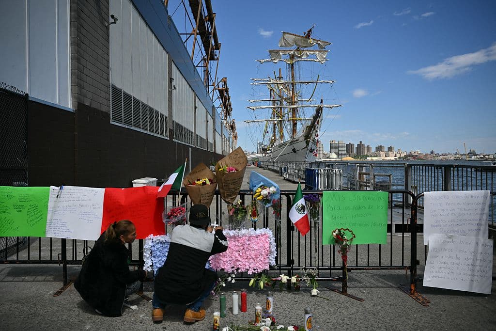 Aunque
<b><a href="https://www.univision.com/local/nueva-york-wxtv/regresan-a-mexico-179-tripulantes-del-buque-cuauhtemoc-tras-accidente-en-puente-brooklyn-nueva-york" target="_blank">la tripulación del buque escuela Cuauhtémoc ya regresó a México</a></b>, la embarcación quedó en Nueva York, mientras concluye la investigación del accidente. Muy cerca, en el bajo Manhattan, decenas de personas han levantado un altar en memoria de los tripulantes fallecidos, al igual que un espacio de apoyo a los sobrevivientes.