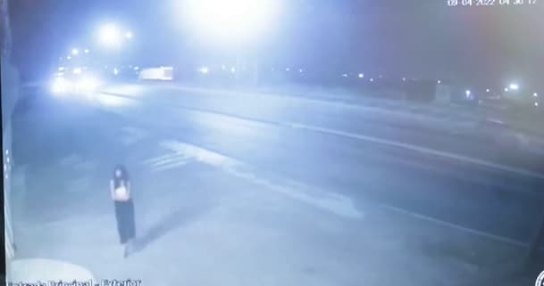 Video de la cámara de vigilancia de la empresa Alcosa, cuando Debanhi Escobar se acerca al lugar la noche que desapareció.