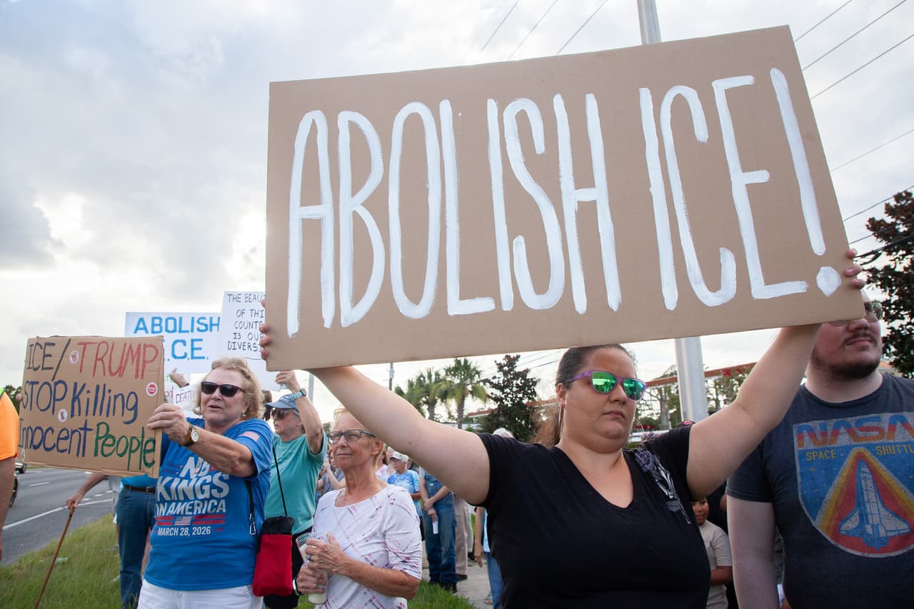 Los protestantes sostienen pancartas que dicen: "Abolan el ICE".