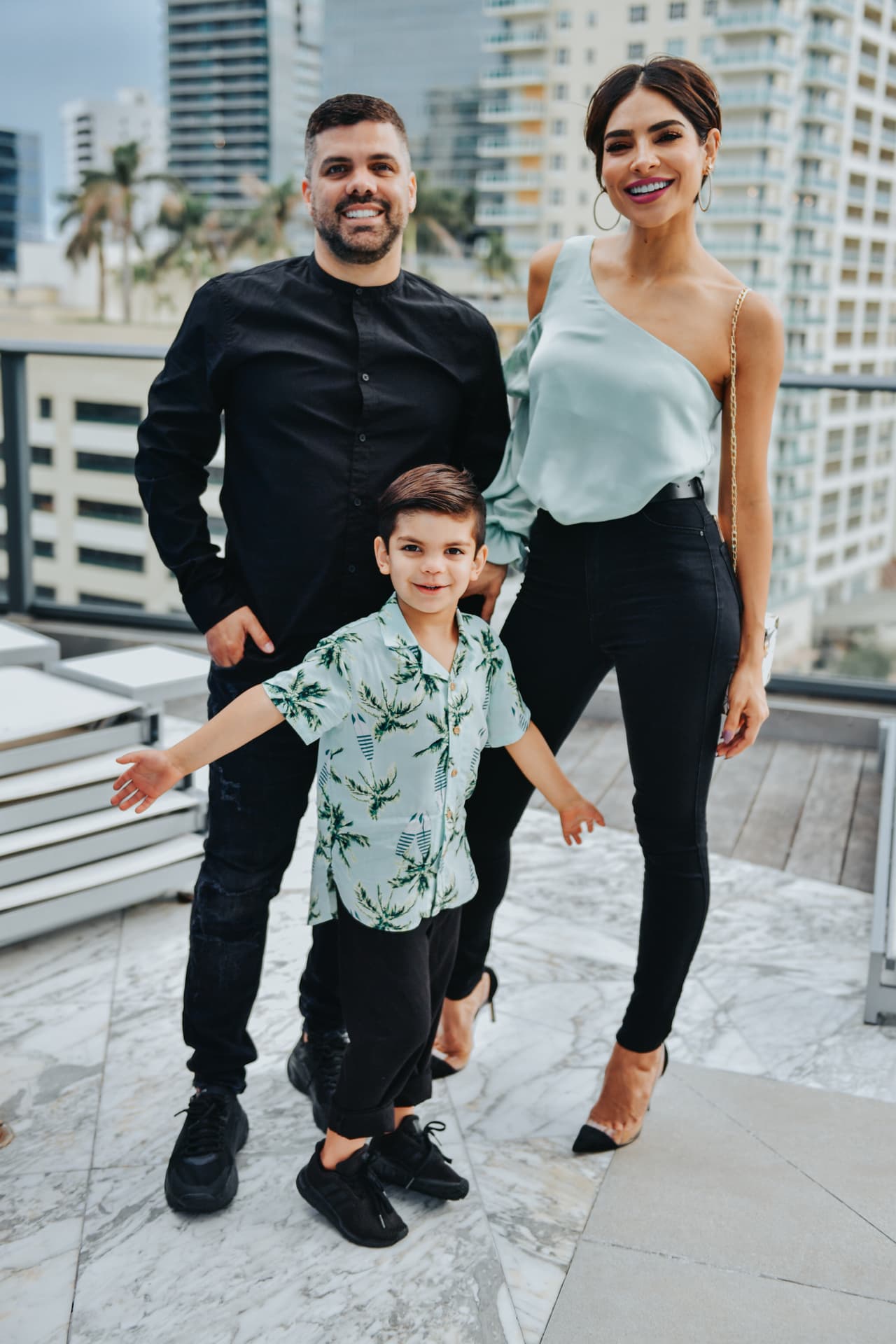 Alejandra acudió acompañada de su familia, quien siempre está con ella en todos los momentos relevantes de su carrera. Aquí la vemos con su esposo Aníbal Marrero y el pequeño Matteo.