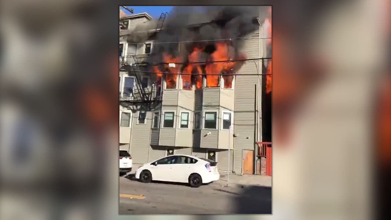 Bomberos controlan incendio en un edificio de apartamentos cerca de Lake Merrit en Oakland