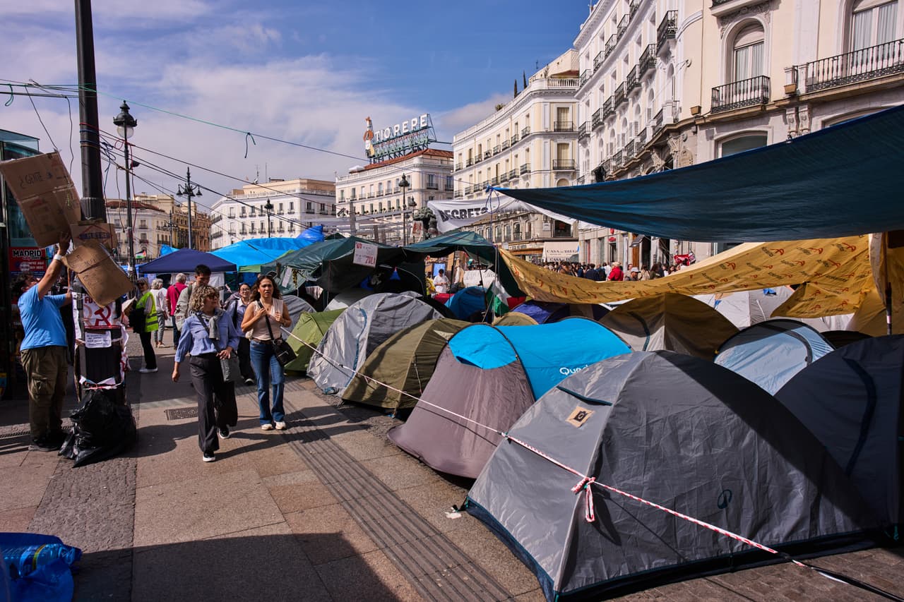 Los manifestantes acampan indefinidamente en la céntrica plaza de Sol, en Madrid (España).