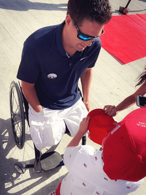 Benton, quien fui invitado para cortar la cinta roja y celebrar el muro que se levantó, estuvo en casi todos los momentos de la ceremonia con Brian Kolfage, un veterano de la Fuerza Aérea de los Estados Unidos y fundador de la organización.