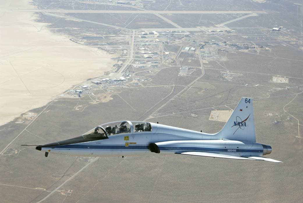 Avión de entrenamiento T-38C de la NASA, similar al que cayó este martes en una base aérea de Texas.