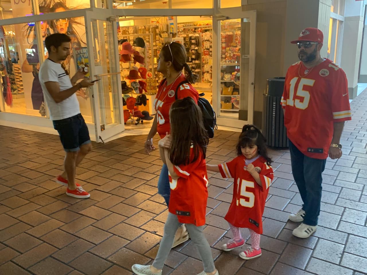 Así se vive el color en el Hard Rock Stadium de Florida previo al partido entre San Francisco 49ers y Kansas City Chiefs.