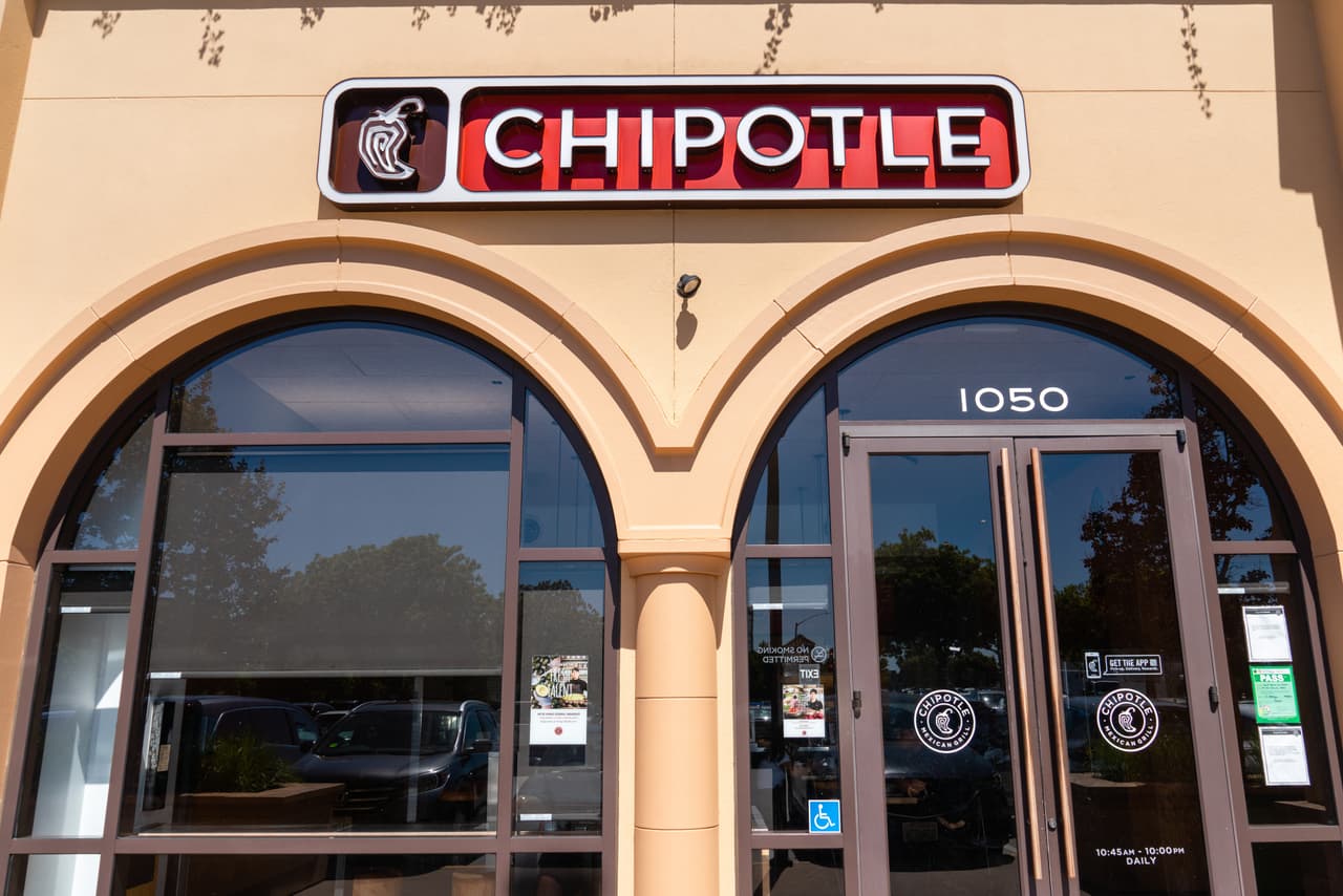 <b>Chipotle Mexican Grill.</b> Esta empresa está está abriendo nuevos locales en todo el país. Necesita llenar 10,000 vacantes de empleo en sus restaurantes y en sus sedes corporativas de California y Ohio.