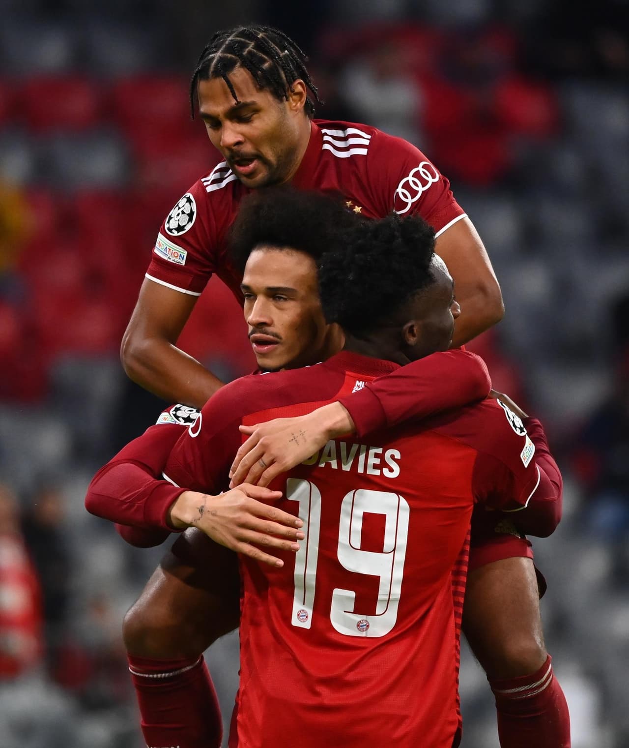 Bayern Munich golea al Benfica 5-2 durante la cuarta fecha de la UEFA Champions League. Robert Lewandowski se lucio´ con hat-trick, Serge Gnabry y Leroy Sane sumaron tantos para la victoria de los 'Bávaros', mientras que por parte del equipo portugués, fueron Morato y Darwin Nuñez quienes aportaron gol al encuentro.