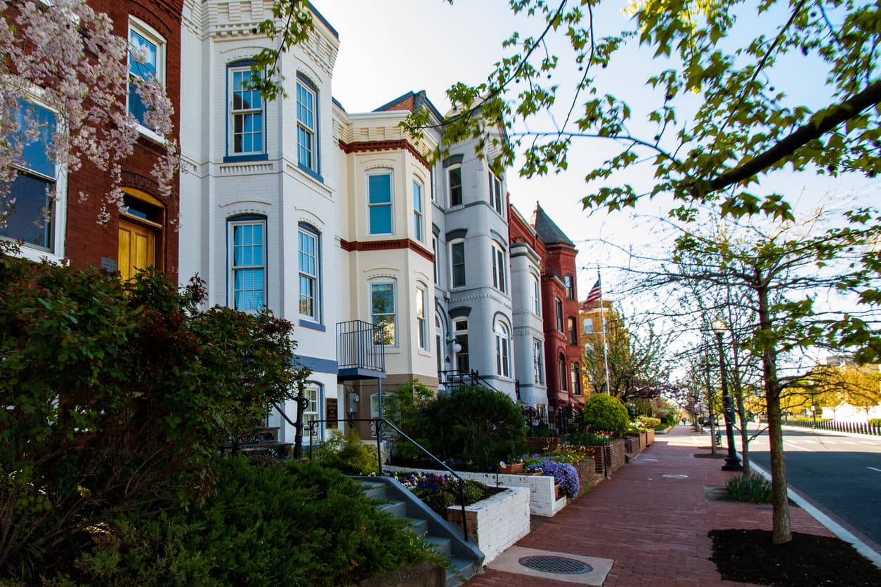 <h3 class="cms-H3-H3">En el puesto #19: Washington DC</h3>
<br>
<br>📈Los precios de las casas subieron 10.8% en junio frente al mismo mes del 2021
<br>📈Y no variaron en junio frente a mayo