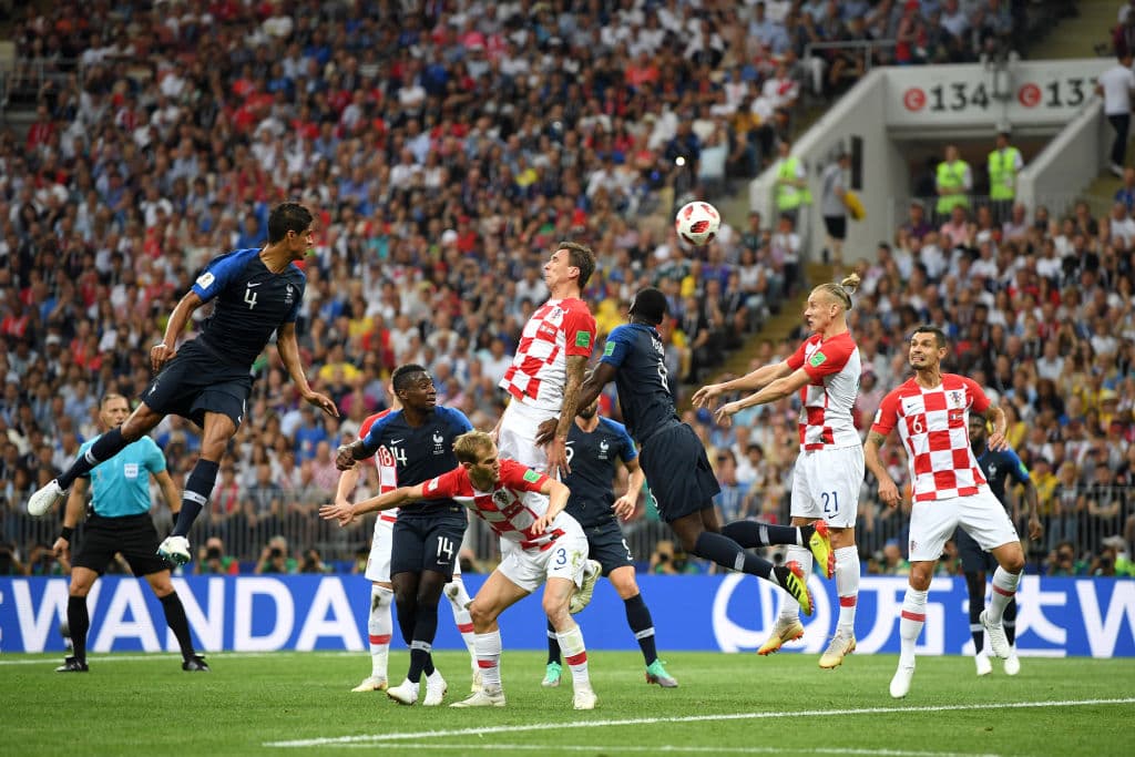Antoine Griezmann hizo el lanzamiento desde el costado derecho, pero fue el croata Mario Mandzukic el que golpeó el balón con su cabeza.