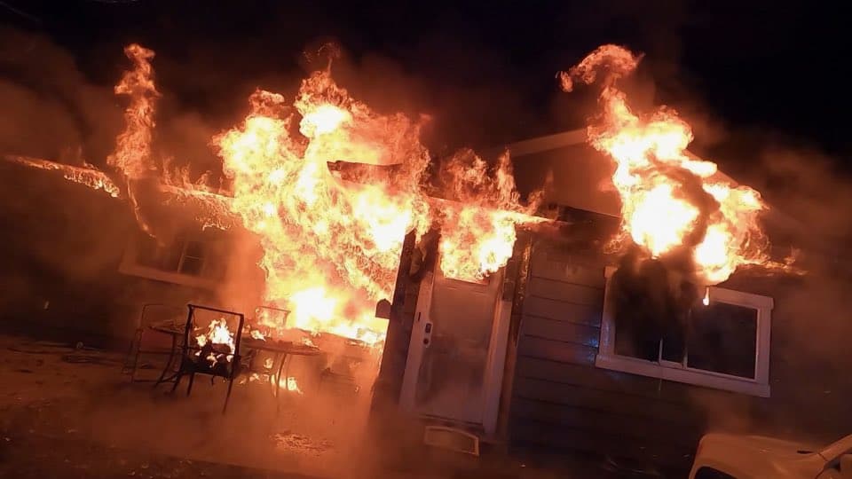 Árbol de Navidad causa fuerte incendio en North Highlands: una persona está en estado crítico