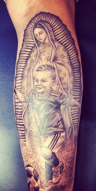 Gignac, quien tiene varios tatuajes entre ellos un Goku en un brazo, está estrenando tinta. Una Virgen de Guadalupe que proteje a su hijo, algo muy mexicano.